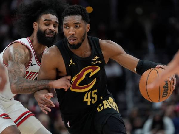 Donovan Mitchell (kanan) mencetak 28 poin saat tim tamu Cleveland Cavaliers mengalahkan Chicago Bulls 139-117 pada hari Selasa (4/3) malam. (Foto: AP)