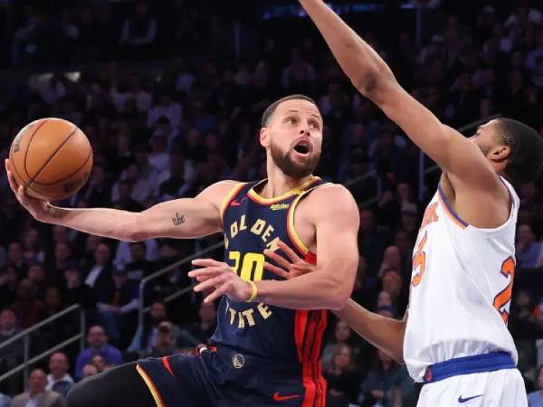 Stephen Curry (kiri) mencetak 28 poin saat Golden State Warriors mengalahkan tuan rumah New York Knicks 114-102 pada hari Selasa (4/3) malam. (Foto: AP)