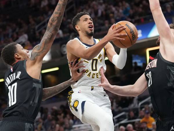 Tyrese Haliburton (tengah) mencetak 28 poin saat Indiana Pacers menang 115-102 atas Houston Rockets pada hari Selasa (4/3) malam di Indianapolis. (Foto: AP)