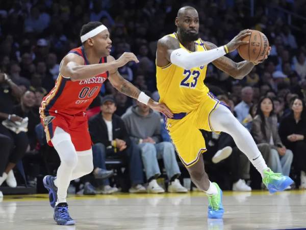 LeBron James (kanan) mencetak 34 poin saat Los Angeles Lakers menang 136-115 atas tim tamu New Orleans Pelicans pada hari Selasa (4/3). (Foto: AP)