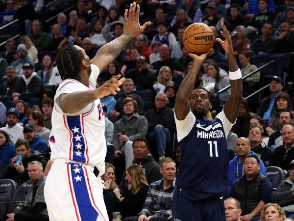 Naz Reid (kanan) mencetak 23 poin saat Minnesota Timberwolves meraih kemenangan 126-112 atas Philadelphia 76ers pada Selasa (4/3) malam di Minneapolis. (Foto: AP)