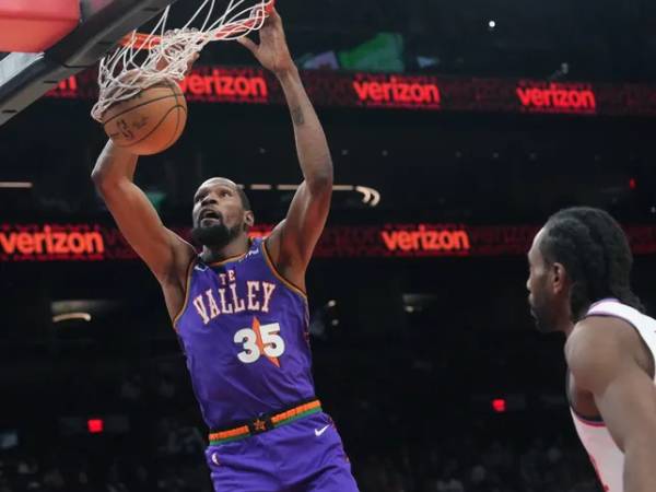 Kevin Durant (kiri) mencetak 34 poin saat Phoenix Suns meraih kemenangan 119-117 atas tim tamu Los Angeles Clippers pada Selasa (4/3) malam. (Foto: AP)