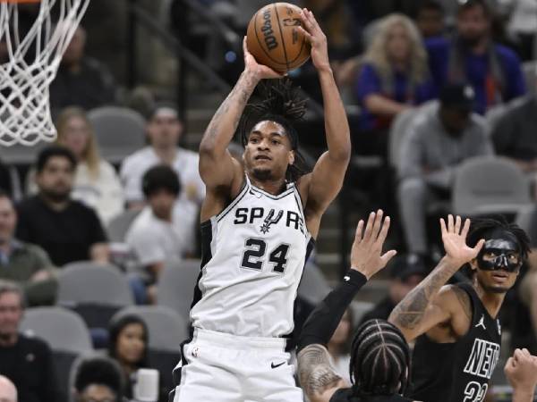 Devin Vassell mencetak 37 poin saat San Antonio Spurs menang 127-113 atas Brooklyn Nets pada hari Selasa (4/3) malam. (Foto: AP)