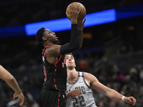 RJ Barrett (kiri) mencetak 21 poin saat tim tamu Toronto Raptors membukukan kemenangan 114-113 atas Orlando Magic pada hari Selasa (4/3) malam. (Foto: AP)