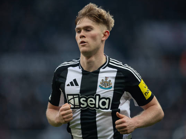 Newcastle United Kehilangan Lewis Hall Hingga Akhir Musim Akibat Cedera