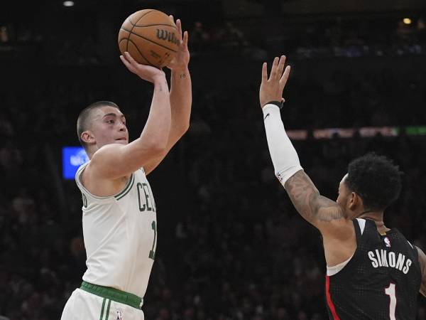 Payton Pritchard (kiri) mencetak 43 poin dan saat Boston Celtics meraih kemenangan 128-118 atas tim tamu Portland Trail Blazers pada hari Rabu (5/3) malam. (Foto: AP)
