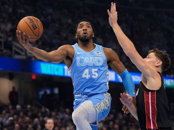 Donovan Mitchell (kiri) mencetak 26 poin saat Cleveland Cavaliers mengalahkan tim tamu Miami Heat 112-107 pada hari Rabu (5/3) malam. (Foto: AP)