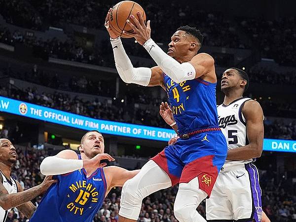 Russell Westbrook (tengah) mencetak 25 poin saat tuan rumah Denver Nuggets mengalahkan Sacramento Kings 116-110 pada hari Rabu (5/3) malam. (Foto: AP)