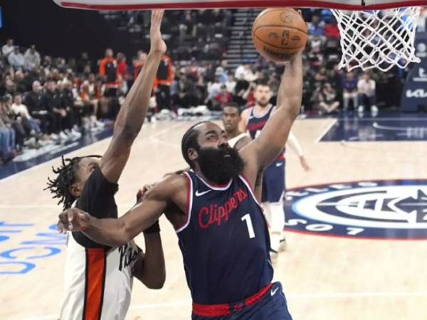 James Harden (kanan) mencetak 50 poin saat Los Angeles Clippers menang 123-115 atas Detroit Pistons pada hari Rabu (5/3) malam di Inglewood, Calif. (Foto: AP)