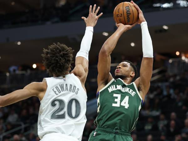 Giannis Antetokounmpo (kanan) mencetak 32 poin saat tuan rumah Milwaukee Bucks meraih kemenangan 137-107 atas Dallas Mavericks pada Rabu (5/3) malam. (Foto: AP)