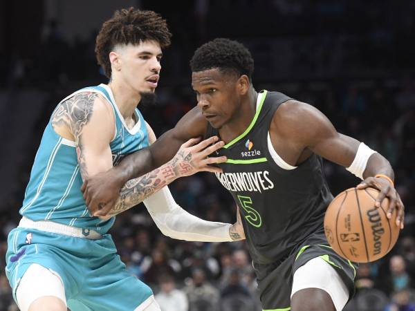 Anthony Edwards (kanan) mencetak 29 poin saat Minnesota Timberwolves menang 125-110 atas tuan rumah Charlotte Hornets pada Rabu (5/3) malam. (Foto: AP)