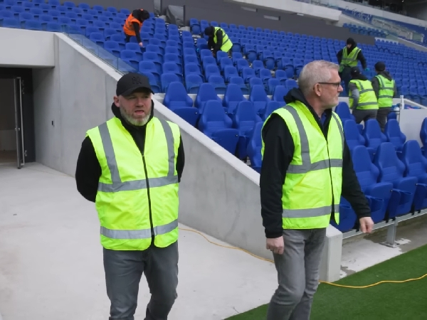 Wayne Rooney mengunjungi stadion baru Everton