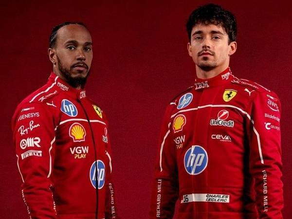 Charles Leclerc (kanan) dan Lewis Hamilton berseragam Ferrari. (Foto: F1 Grid)