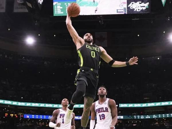 Jayson Tatum mencetak 35 poin saat Boston Celtics meraih kemenangan 123-105 atas tim tamu Philadelphia 76ers pada hari Kamis (6/3) malam. (Foto: AP)