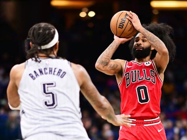 Coby White (kanan) mencetak 44 poin saat Chicago Bulls meraih kemenangan tipis 125-123 atas tuan rumah Orlando Magic pada hari Kamis (6/3) malam. (Foto: AP)