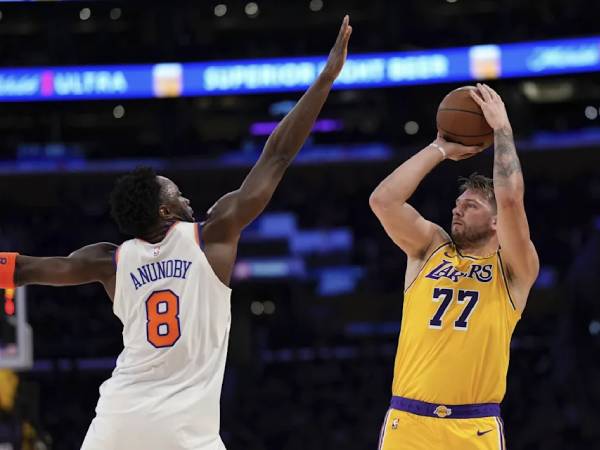 Luka Doncic (kanan) mencetak 32 poin saat Los Angeles Lakers mengalahkan tim tamu New York Knicks 113-109 melalui babak overtime pada hari Kamis (6/3) malam.