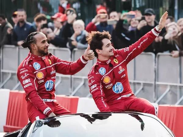 Lewis Hamilton (kiri) dan Charles Leclerc membalas sambutan di Milan. (Foto: F1 Grid)