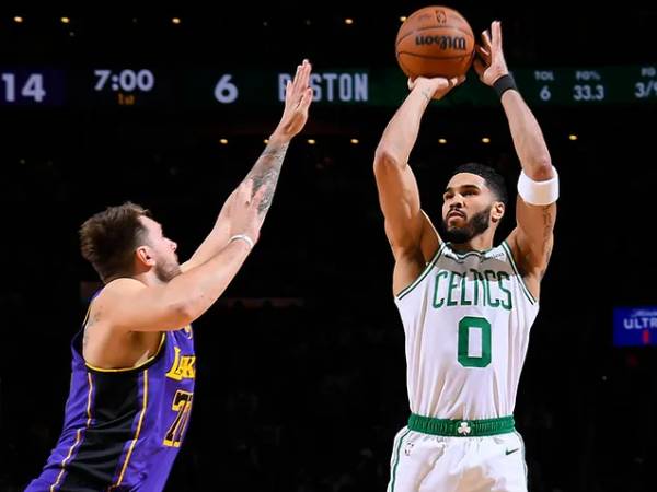 Jayson Tatum (kanan) mencetak 40 poin saat Boston Celtics mengalahkan tim tamu Los Angeles Lakers 111-101 pada Sabtu (8/3) malam. (Foto: AP)