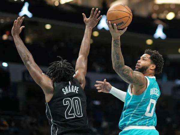 Miles Bridges (kanan) mencetak 26 poin saat Charlotte Hornets meraih kemenangan 105-102 atas tim tamu Brooklyn Nets pada Sabtu (8/3) malam. (Foto: AP)