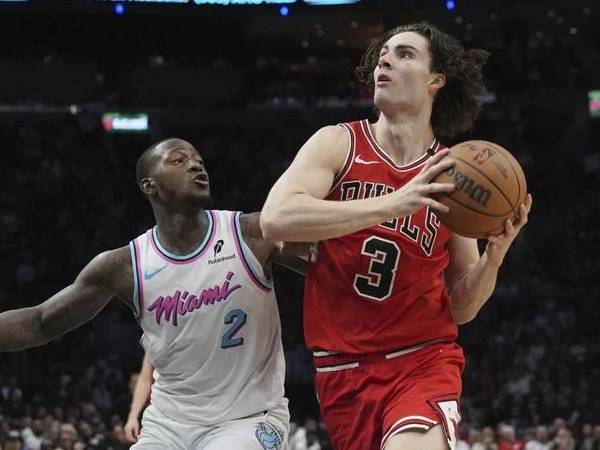 Josh Giddey (kanan) mencatat triple-double saat tim tamu Chicago Bulls mengalahkan Miami Heat 114-109 pada hari Sabtu (8/3) malam. (Foto: AP)