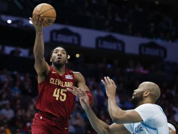 Donovan Mitchell (kiri) mencetak 24 poin saat Cleveland Cavaliers meraih kemenangan 118-117 atas tuan rumah Charlotte Hornets pada Jumat (7/3) malam. (Foto: AP)