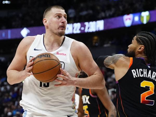 Nikola Jokic (kiri) mencetak triple-double saat Denver Nuggets bangkit mengalahkan Phoenix Suns 149-141 dalam babak perpanjangan waktu pada Jumat (7/3) malam. (Foto: AP)