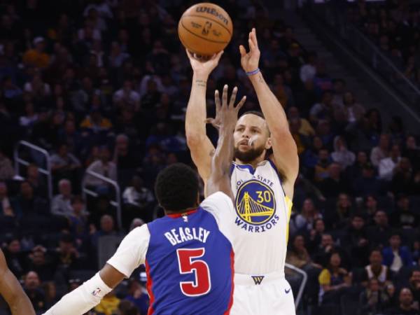 Stephen Curry (kanan) mencetak 32 poin saat Golden State Warriors mengalahkan Detroit Pistons 115-110 di San Fransisco pada hari Sabtu (8/3) malam. (Foto: AP)