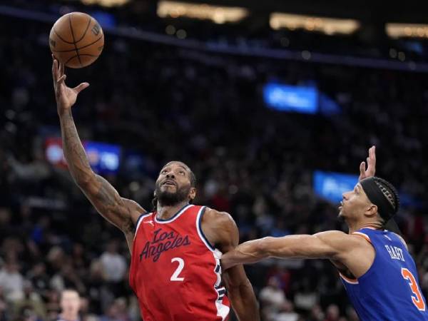 Kawhi Leonard mencetak 20 poin saat Los Angeles Clippers menang 105-95 atas New York Knicks pada Jumat (7/3) malam di Inglewood, Calif. (Foto: AP)