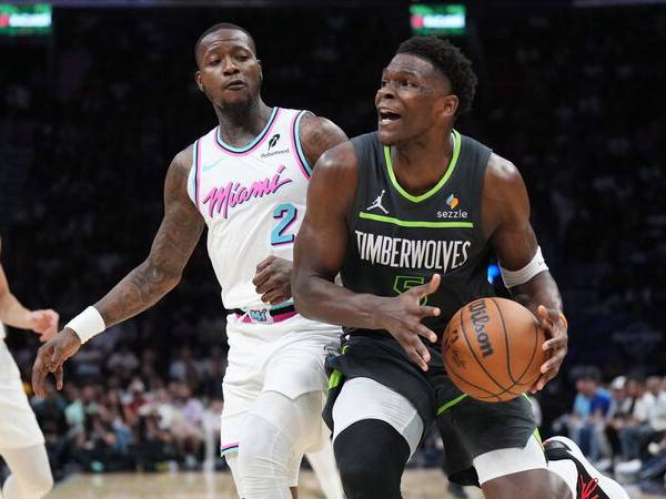 Anthony Edwards (kanan) mencetak 13 poin saat Minnesota Timberwolves mengalahkan Miami Heat 106-104 pada Jumat (7/3) malam.