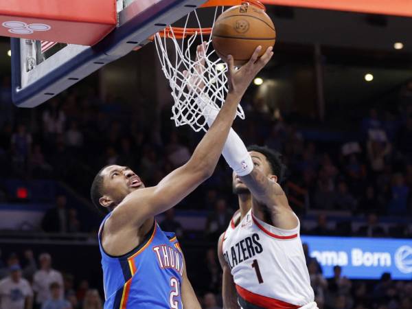 Aaron Wiggins (kiri) mencetak 30 poin saat Oklahoma City Thunder meraih kemenangan 107-89 atas tim tamu Portland Trail Blazers pada Jumat (7/3) malam. (Foto: AP)