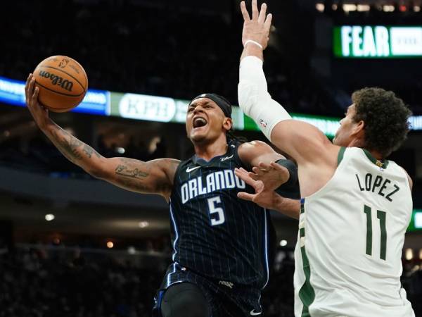 Paolo Banchero (kiri) mencetak 29 poin saat Orlando Magic meraih kemenangan 111-109 atas Bucks pada hari Sabtu (8/3) malam. (Foto: AP)