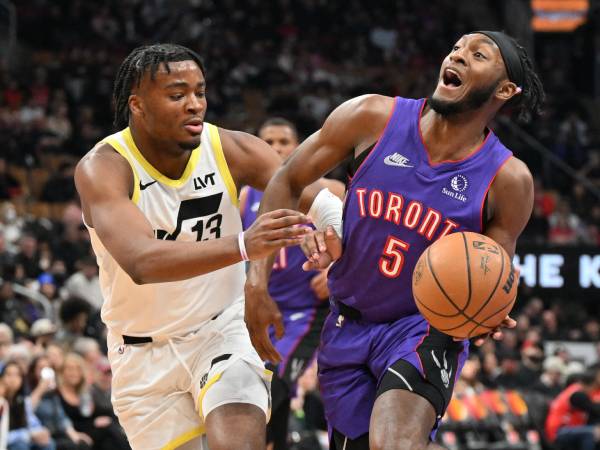 Immanuel Quickley (kanan) mencetak 34 poin saat Toronto Raptors mengalahkan tim tamu Utah Jazz 118-109 pada Jumat (7/3) malam. (Foto: AP)
