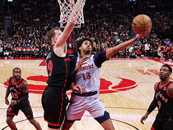 Jordan Poole (kanan) mencetak 34 poin saat tim tamu Washington Wizards mengalahkan Toronto Raptors 118-117 pada Sabtu (8/3) malam. (Foto: AP)