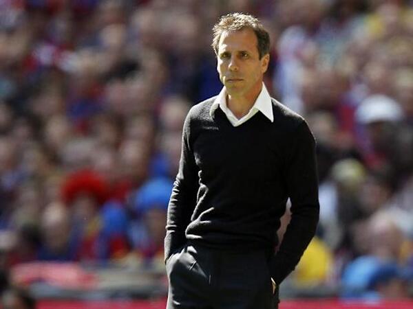 Pemain legendaris Italia, Gianfranco Zola, mengomentari potensi Inter Milan meraih treble winners di musim ini / via Getty Images