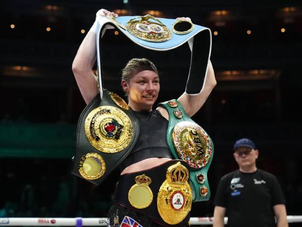 Lauren Price berpose dengan sabuk-sabuknya setelah mengalahkan Nathsha Jonas. (Foto: Fight TV)