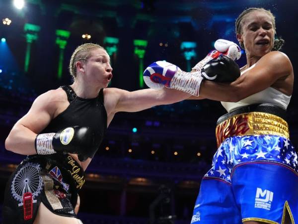 Lauren Price (kiri) dan Natasha Jonas. (Foto: Fight TV)