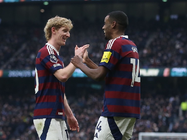 Dua bintang Newcastle United, Anthony Gordon dan Alexander Isak