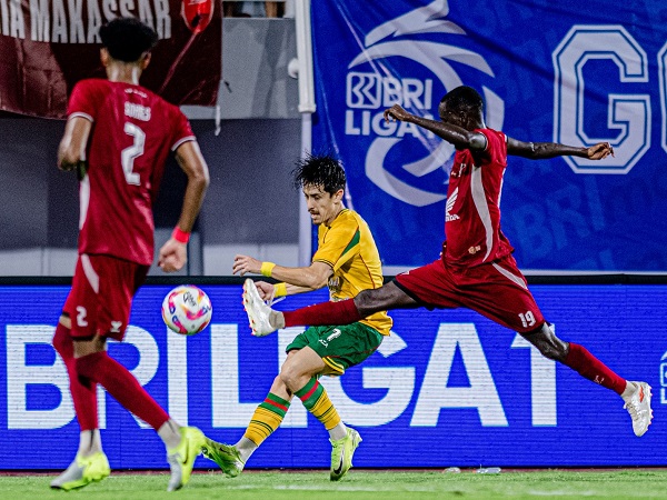 Gelandang Persebaya Surabaya, Francisco Rivera di laga kontra PSM Makassar