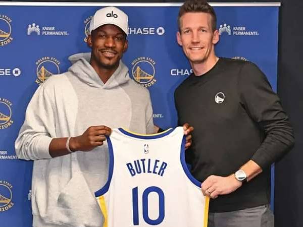 Jimmy Butler (kiri) dan Mike Dunleavy. (Foto: AP)