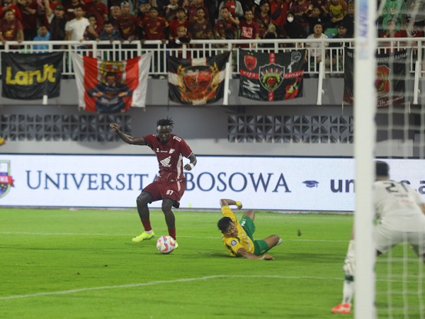 Penyerang PSM Makassar, Balotelli di laga kontra Persebaya Surabaya