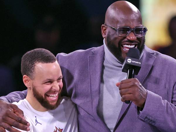 Steph Curry (kiri) dan Shaq saat All-Star 2025. (Foto: AP)