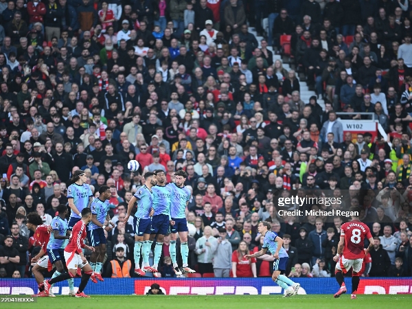Bruno Fernandes melepaskan tendangan bebas yang merobek gawang Arsenal