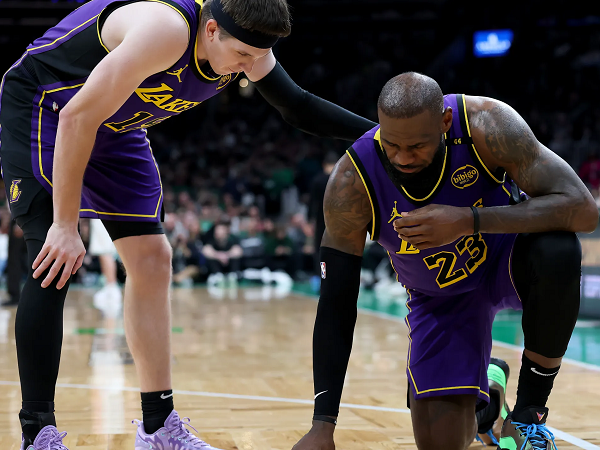 Cedera pangkal paha buat LeBron James menepi 1-2 pekan.