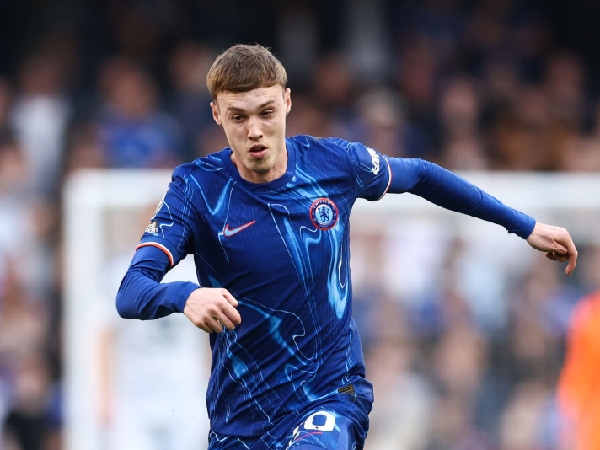 Bintang Chelsea, Cole Palmer, gagal mencetak gol penalti ke gawang Leicester City