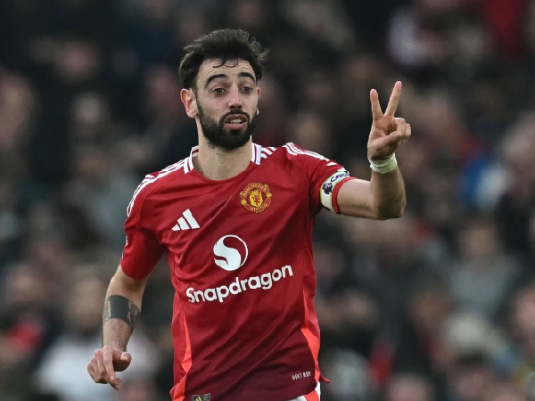 Kapten Manchester United, Bruno Fernandes, mencetak gol dari tendangan bebas ke gawang Arsenal