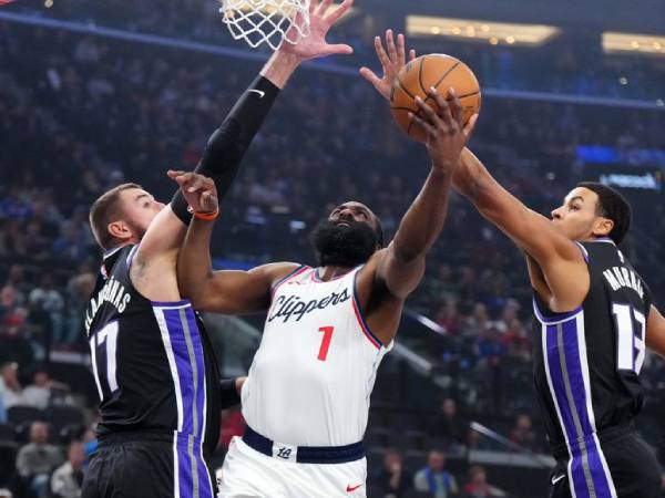 James Harden (tengah) mencetak 29 poin saat Los Angeles Clippers meraih kemenangan 111-110 atas tim tamu Sacramento Kings pada Minggu (9/3) malam. (Foto: AP)