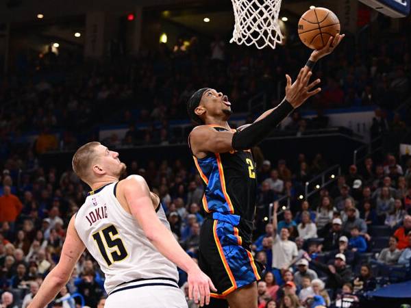Shai Gilgeous-Alexander (kanan) mencetak 40 poin saat Oklahoma City Thunder menang 127-103 atas tim tamu Denver Nuggets pada Minggu (9/3) siang. (Foto: AP)