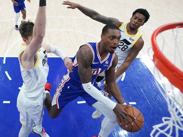 Lonnie Walker IV (kanan) mencetak 25 poin saat Philadelphia 76ers meraih kemenangan 126-122 atas tim tamu Utah Jazz pada Minggu (9/3) malam. (Foto: AP)