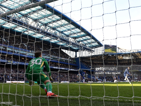 Kiper Leicester City, Mads Hermansen, menggagalkan penalti Cole Palmer