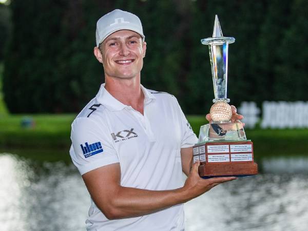 Calum Hill berpose dengan trofi Joburg Open. (Foto: Golf Digest)